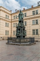 Прага. Памятник Карлу IV и музей Карлова моста.