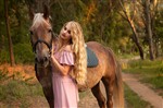Очаровательная Анечка и лошадка