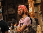 Парень с розовами волосами