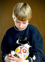 Пашка с мячиком и котиком.