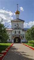Церковь Николая Чудотворца и Святые врата.