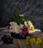 Натюрморт с цветами и виноградом