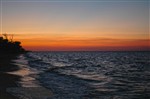 Море и берег на фоне заката.