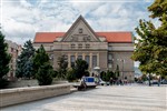 Набережная Дворжака. Юридический факультет Пражского Карлова университета. Основан в 1348 году.