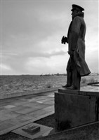 Набережная Северной Двины. Памятник адмиралу Кузнецову