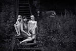 Три девицы вечерком сидят на лестнице тайком.