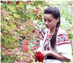 Нежные украинские песни. Картина девушка с калиной. Калина девушка. Украинская девушка и Калина. Под цветущей калиной.